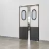 Жесткая маятниковая распашная дверь двустворчатая из сэндвич панелей 270*140